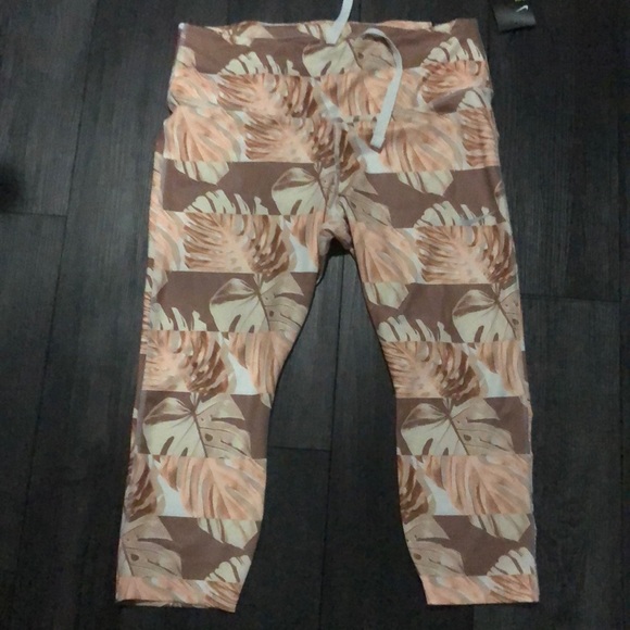 Nike Pants - Women’s Nike Plus Size Floral Leggings 1x